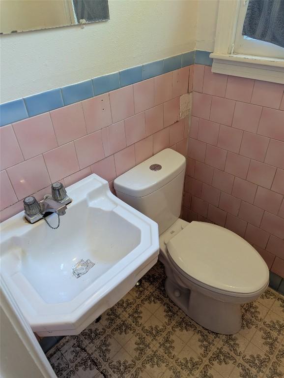 606 Scurry St, Austin, TX 78753 - bathroom with toilet and tile walls