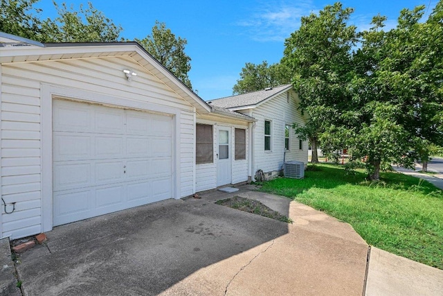 212 W 55th St, Austin, TX 78751 - view of front of property featuring driveway, a front yard, and an attached garage