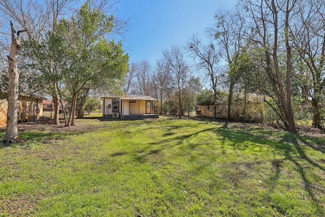 304 Harris St, Smithville, TX 78957 - view of green lawn