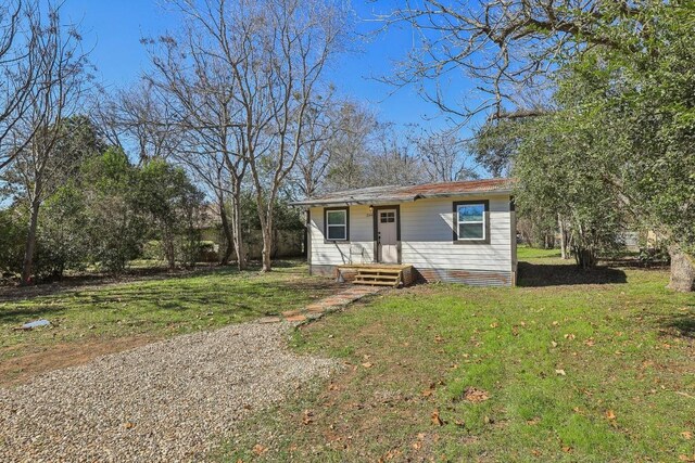 304 Harris St, Smithville, TX 78957 - view of front facade with a front lawn