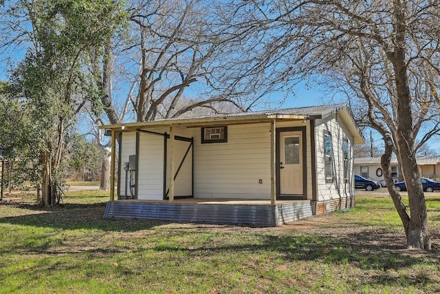 304 Harris St, Smithville, TX 78957 - view of front of property with a front yard, a metal roof, and an outdoor structure