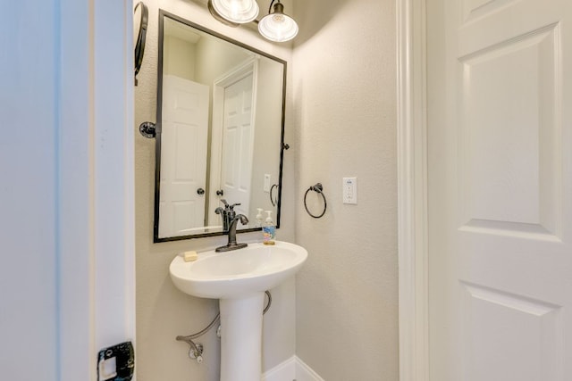 704 Deckhouse Dr, Lago Vista, TX 78645 - bathroom featuring a textured wall