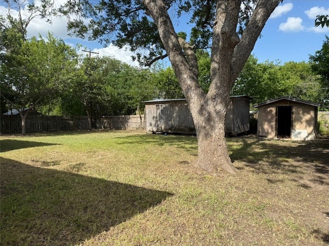 11601 Oak Trl, Austin, TX 78753 - view of yard featuring a storage unit