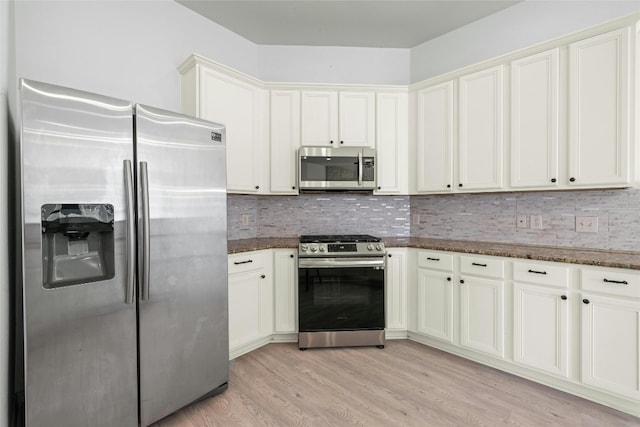 4204 Pasada Ln, Round Rock, TX 78681 - kitchen featuring stainless steel appliances, light wood-style flooring, backsplash, and dark stone counters