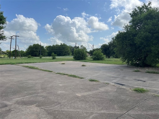 212 E Lake Dr, Taylor, TX 76574