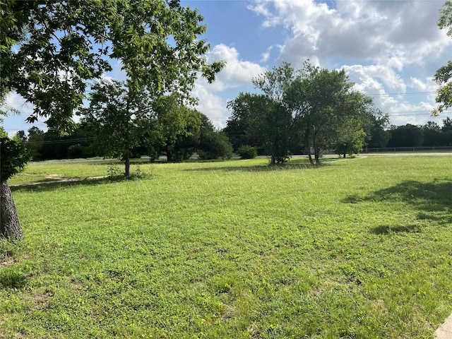 212 E Lake Dr, Taylor, TX 76574