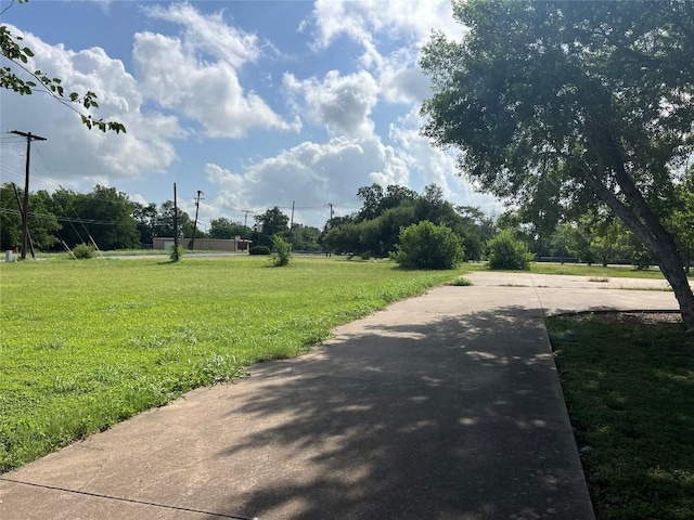 212 E Lake Dr, Taylor, TX 76574