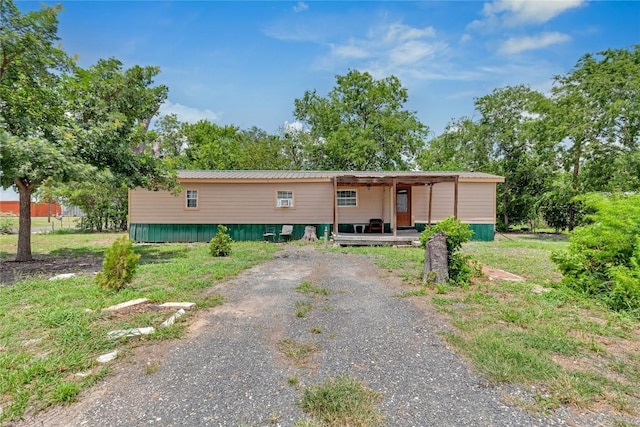 101 E Ash St, Granger, TX 76530 - manufactured / mobile home featuring a porch