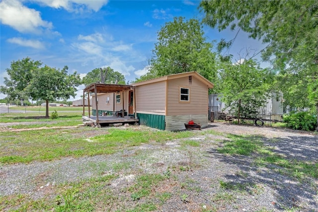 101 E Ash St, Granger, TX 76530 - view of front facade with a deck