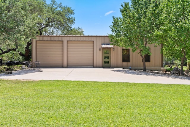 1005 Terry Ln, Kingsland, TX 78639 - mid-century modern home featuring a garage and a front yard
