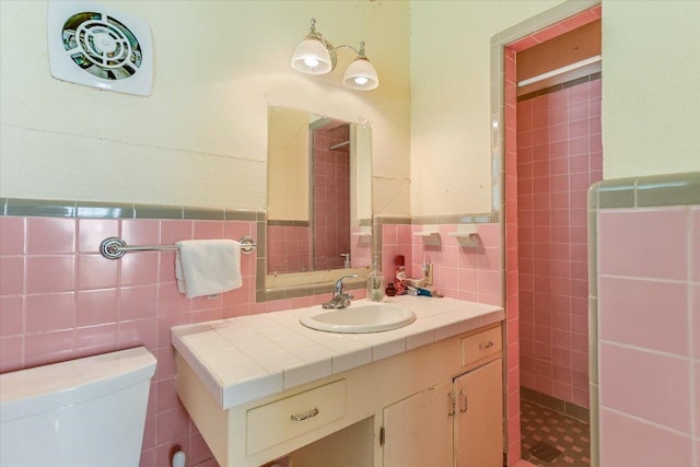 1410 Burford Pl, Austin, TX 78704 - full bath featuring tile walls, vanity, a tile shower, and wainscoting