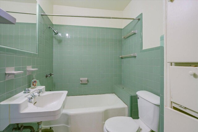 1410 Burford Pl, Austin, TX 78704 - bathroom with washtub / shower combination and tile walls