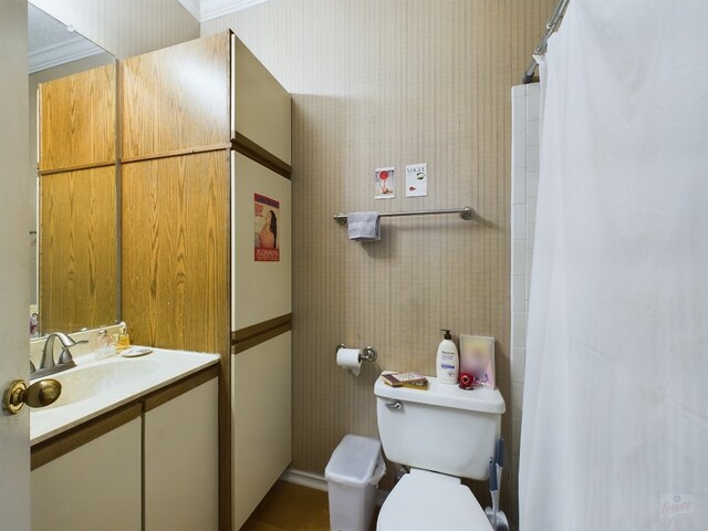 2804 Rio Grande St Unit 308, Austin, TX 78705 - full bath with vanity, curtained shower, and ornamental molding