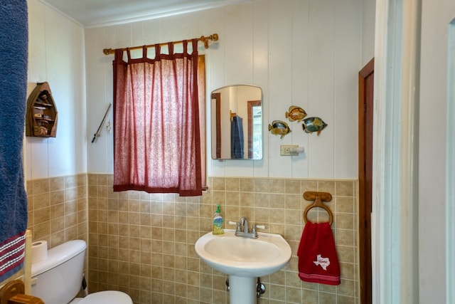 106 Chuckwagon, Burnet, TX 78611 - half bathroom featuring tile walls and ornamental molding