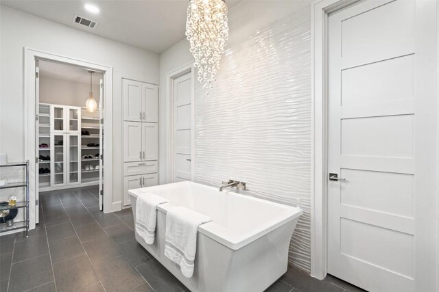 22126 Briarcliff Dr, Spicewood, TX 78669 - full bath featuring a soaking tub, a chandelier, and a spacious closet