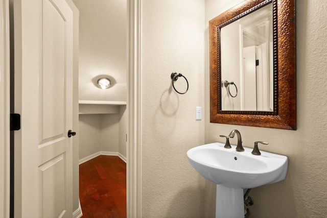 11704 Palisades Pkwy, Austin, TX 78732 - bathroom featuring wood finished floors and a textured wall