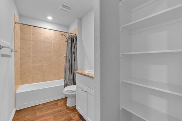 2961 Brogan Crk, New Braunfels, TX 78130 - full bath featuring shower / tub combo with curtain, wood finished floors, vanity, and recessed lighting