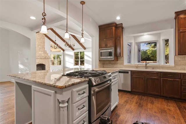 790 Enchanted Oaks Dr, Driftwood, TX 78619 - kitchen featuring stainless steel appliances, plenty of natural light, backsplash, dark wood-type flooring, and recessed lighting