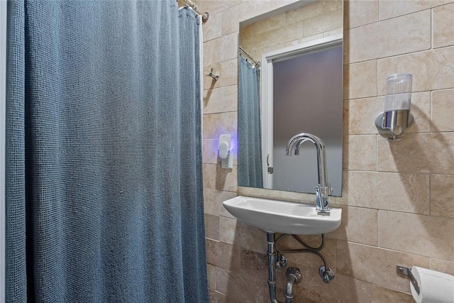 2124 E 6th St Unit 319, Austin, TX 78702 - full bath with a shower with curtain and tile walls