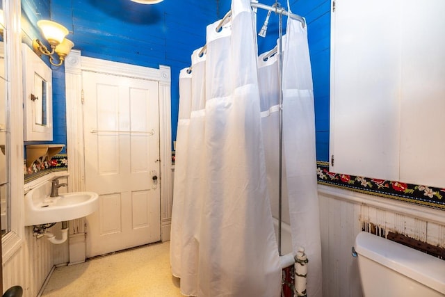 624 Saint Louis St, Gonzales, TX 78629 - bathroom featuring toilet and curtained shower