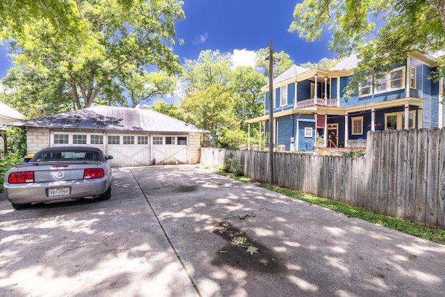 624 Saint Louis St, Gonzales, TX 78629 - view of front facade featuring driveway