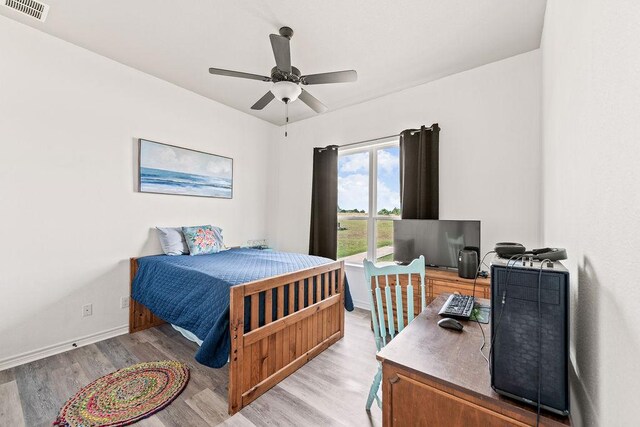 8054 Stone Mountain Trl, San Marcos, TX 78666 - bedroom featuring light wood-style flooring, a desk, and a ceiling fan