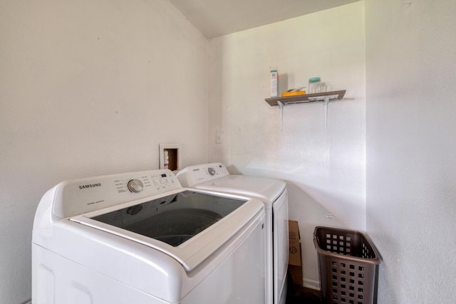 105 San Jacinto St, Smithville, TX 78957 - washroom with washing machine and dryer