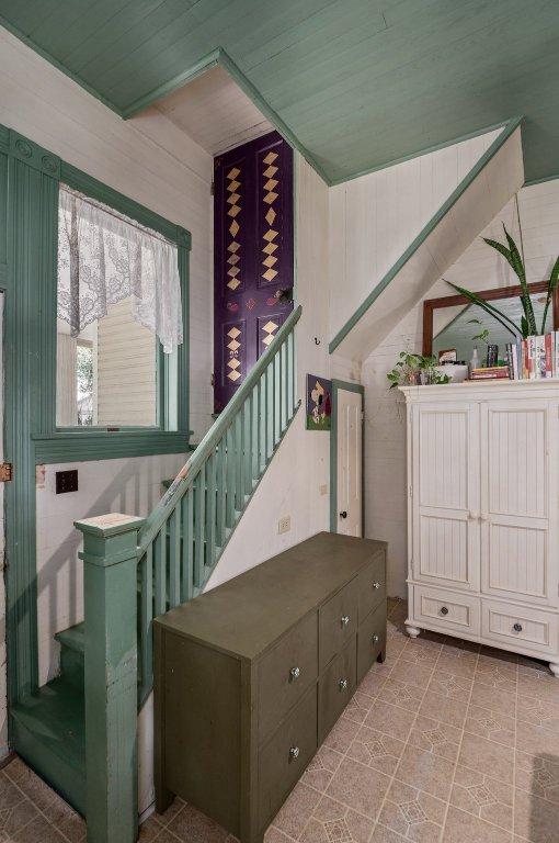 124 N Hamilton St, Gonzales, TX 78629 - view of staircase