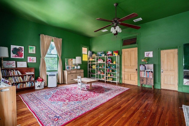 124 N Hamilton St, Gonzales, TX 78629 - sitting room with wood finished floors and a ceiling fan