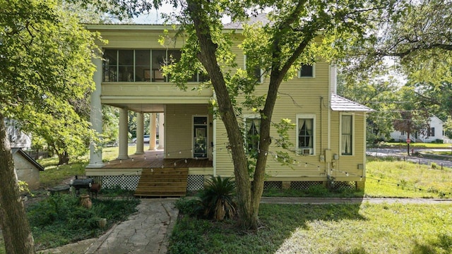124 N Hamilton St, Gonzales, TX 78629 - view of front of house featuring a porch, a front lawn, and cooling unit