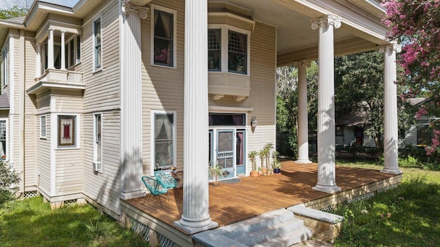 124 N Hamilton St, Gonzales, TX 78629 - rear view of property featuring a porch
