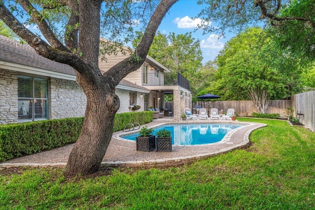 10601 Spicewood Pkwy, Austin, TX 78750 - view of swimming pool featuring a patio and a fenced backyard