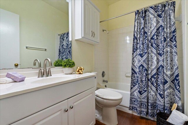 2804 Rio Grande St Unit 211, Austin, TX 78705 - bathroom with vanity, shower / tub combo, and wood finished floors