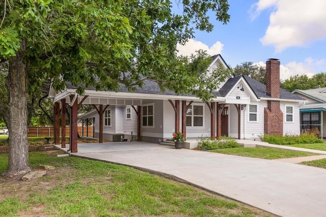 522 S Walnut Ave, Luling, TX 78648 - single story home featuring concrete driveway, an attached carport, and a chimney