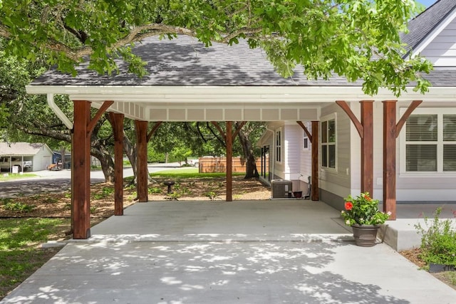 522 S Walnut Ave, Luling, TX 78648 - view of patio / terrace with an attached carport and concrete driveway