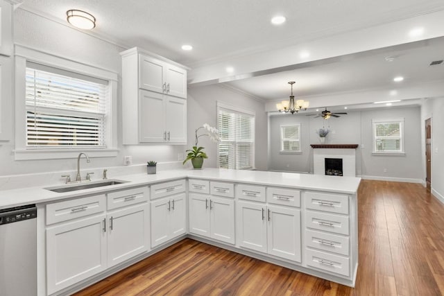 522 S Walnut Ave, Luling, TX 78648 - kitchen featuring dishwasher, a peninsula, a chandelier, crown molding, and wood finished floors