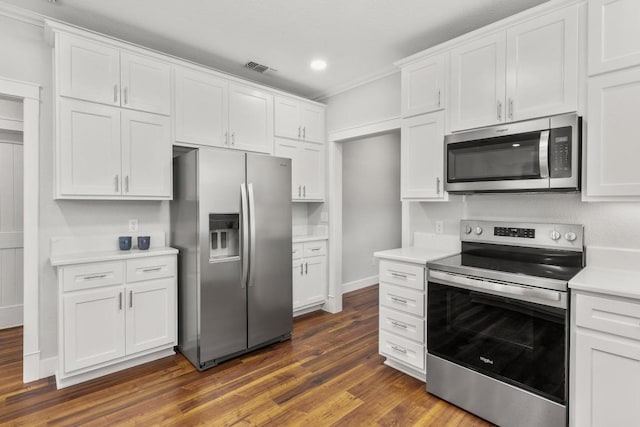522 S Walnut Ave, Luling, TX 78648 - kitchen featuring stainless steel appliances, dark wood finished floors, light countertops, white cabinets, and recessed lighting