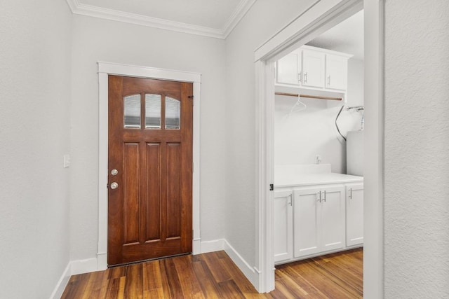 522 S Walnut Ave, Luling, TX 78648 - entryway featuring wood finished floors and ornamental molding