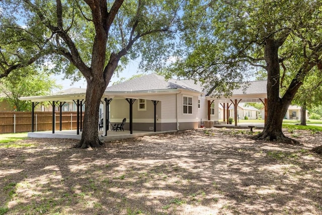 522 S Walnut Ave, Luling, TX 78648 - back of property with a patio