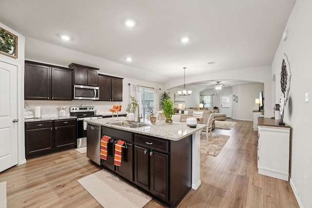 184 Pivot Dr, Taylor, TX 76574 - kitchen featuring stainless steel appliances, open floor plan, ceiling fan, light wood finished floors, and recessed lighting