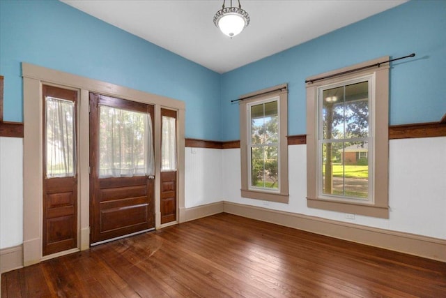 710 Gresham St, Smithville, TX 78957 - foyer with hardwood / wood-style flooring and baseboards