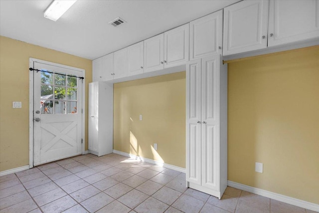710 Gresham St, Smithville, TX 78957 - entryway with light tile patterned floors and baseboards
