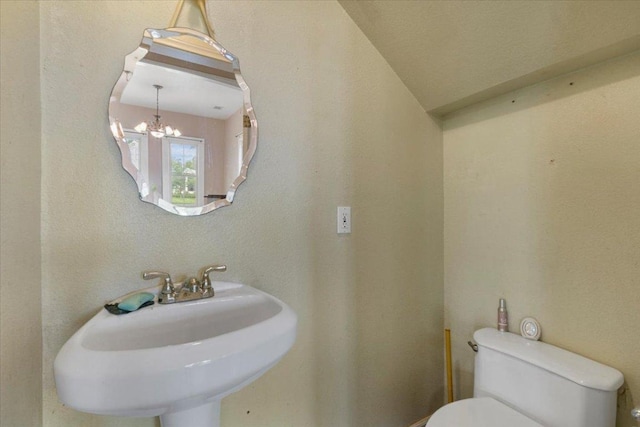 710 Gresham St, Smithville, TX 78957 - half bath with toilet and a chandelier