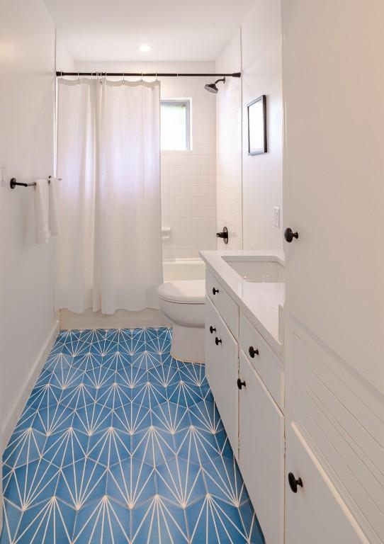 2306 Monarch Dr, Austin, TX 78748 - bathroom with shower / tub combo and vanity