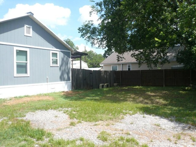 502 Ross St, Smithville, TX 78957 - view of yard