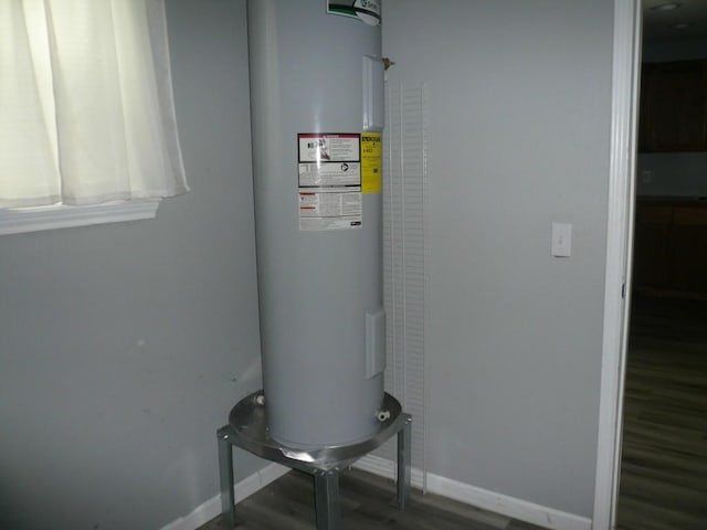 502 Ross St, Smithville, TX 78957 - utility room featuring water heater
