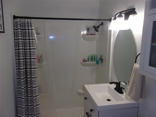 905 W Live Oak St, Austin, TX 78704 - full bathroom featuring a shower with shower curtain and vanity