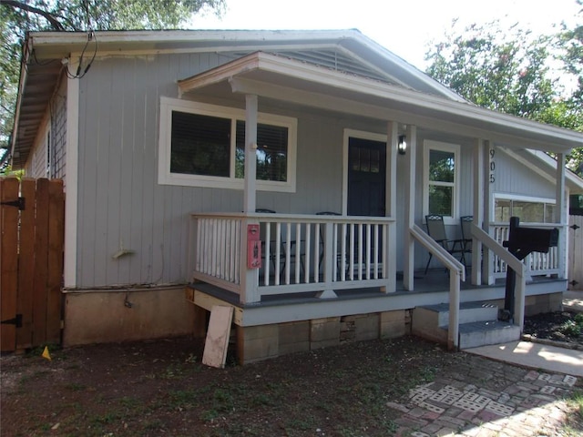 905 W Live Oak St, Austin, TX 78704 - view of front facade with a porch
