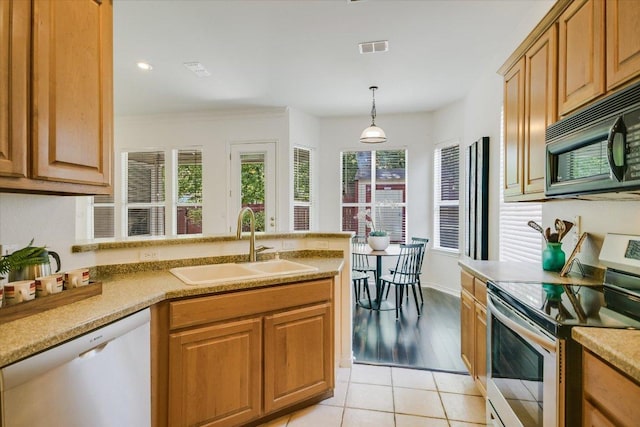 2211 Wilson St, Austin, TX 78704 - kitchen with electric stove, dishwashing machine, a peninsula, hanging light fixtures, and light countertops