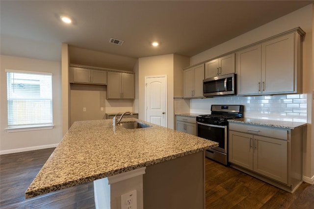124 Ballyneal Ln, San Marcos, TX 78666 - kitchen featuring appliances with stainless steel finishes, gray cabinetry, and recessed lighting